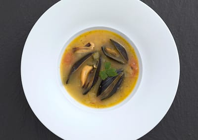 Italienische Miesmuschel-Suppe mit Safran